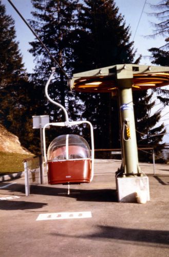 Die neue Sesselbahn Atzmännig ist in Betrieb, ca. Sommer 1971: WSO testet hier die neuen "Gondola"-Sessel (wohl erste Sesseln mit Hauben)
