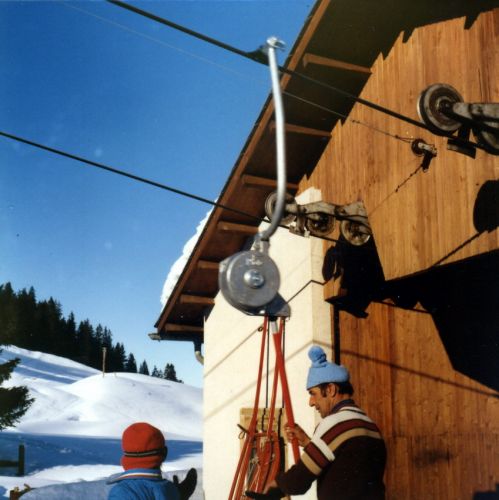 WSO SL-9H, undatiertes Bild, dank einem User als Skilift Proschieri, Lenzerheide, identifiziert. Wer hilft mit, weitere Anlagen zu erkennen? Generell gilt für alle Bilder hier: Bitte auf der Einzelbildansicht unten einen Kommentar hinterlassen, wenn jemand Genaueres weiss - danke!
