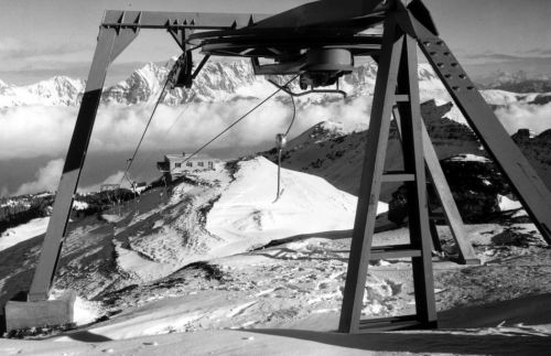 Skilift Arven-Maschgenkamm in den Flumserbergen (wurde 1994 durch eine kuppelbare 4er-Sesselbahn ersetzt); rechts die Bergstation der ehem. Müller-Zweiersesselbahn (ca. frühe 1970er-Jahre).
