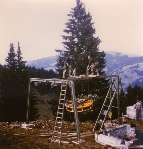 Montage [url=http://www.stahlseil.ch/gallery/main.php?g2_itemId=27243&g2_page=2]Skilift Banderettes in Charmey[/url], undatiert.
