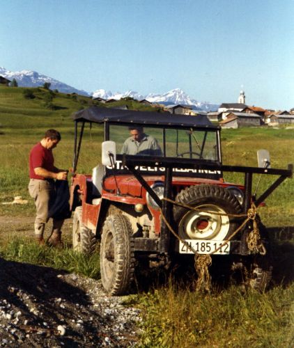 Bau der Zweier-Sesselbahn Brigels-Burleun (wurde 1992 durch eine kuppelbare 4er-Sesselbahn ersetzt): WSO-Jeep im Einsatz, Juli 1972
