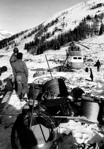Heli-Montage des Skiliftes Bodmenstafel in Splügen, undatiert, vermutlich 1973
