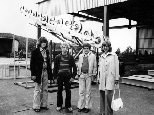 Unbekannte Personen auf dem WSO-Areal in Oetwil am See, gemäss den Frisuren wohl frühe 1970er-Jahre
