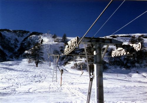 Der nun fertiggestellte [url=http://www.mircotscharner.ch/galerie/displayimage.php?pos=-195]Skilift Bodmenstafel[/url], Splügen; undatiert, wohl 1973
