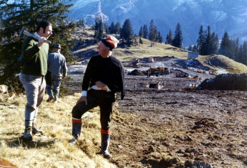 Bauplatz der 2er-Sesselbahn Mazots-Meillerets in Les Diablerets (Bahn wurde inzwischen durch eine Garaventa 4KSB ersetzt), November 1973 (Datum auf Foto-Rückseite)
