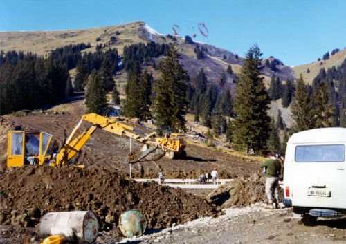 Bauplatz der 2er-Sesselbahn Mazots-Meillerets in Les Diablerets (Bahn wurde inzwischen durch eine Garaventa 4KSB ersetzt), November 1973 (Datum auf Foto-Rückseite)
