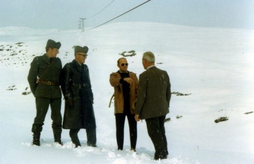 Vermutlich Brigels, 1974 oder 1975 (Datum auf Foto-Rückseite ist März 1975), Treffen von Männern in Zivil mit Offizieren
