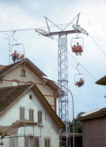 Temporäre Sesselbahn, Stadfest Uster 1975, anlässlich der 1200-Jahr-Feier ([url=http://www.stadtfest-uster.ch/UR_90.pdf]mehr in diesem PDF[/url]); Dia, datiert September 1975
