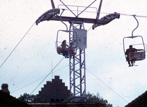 Temporäre Zweier-Sesselbahn vom Sadthaus zum Schloss, Stadfest Uster 1975 (Dia)
