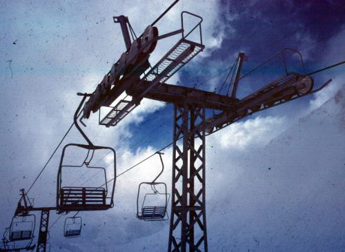 Zweier-Sesselbahn Médran-Col des Vaux in Bagnes VS; die Bahn wurde 2006 abgebrochen, lief aber davor kaum noch. Stützen und Rollen stammen von Giovanola. Undatiertes Dia.
