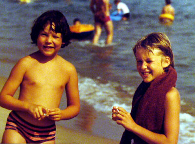 Strand in Cannes, Sommer 1980: Wer kennt die heute wohl etwa 35-Jährige rechts im Bild?