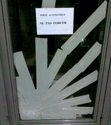 Da hat schon jemand ziemlich viel force angewendet (Flughafen Nizza, 20.11.2007)