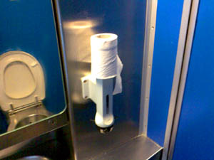 Improvisierter Händetrockner auf Sapor-Seifenspender, in einem IC der SBB im Juli 2006