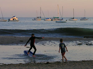 Die kleinen üben im seichten Gewässer - Capitola, CA, Freitagabend, 4. August 2006