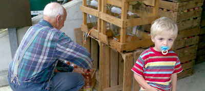 Wo das braune Gold herkommt - auch Angelino gefällt das (Itingen BL, September 2006)