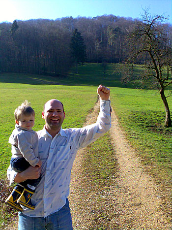 Papa Tanner mit Sohnemann Raphael - des Bloggers Göttibub - vor der Skirennpiste des Winters 1985