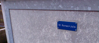 Auf einem Spaziergang durch den Regen gesehen: Romeo und Julia in Wengen, M&auml;rz 2007