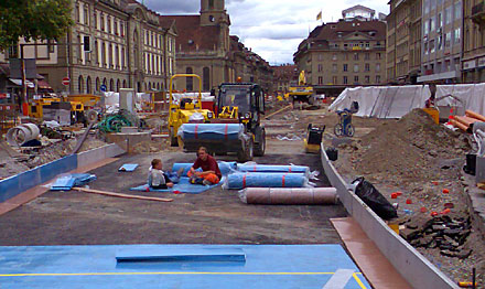 Bahnhofplatz Bern: Nette Mittagspause auf weichem Grund (6.7.2007)