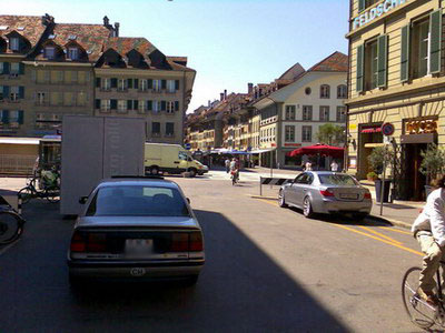 Zeughausgasse: Wild haltende Autofahrer, durch Container verbaute Sicht