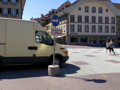 Waisenhausplatz: Oft durch Markt oder Veranstaltungen verstellte Durchfahrt in die Aarbergergasse