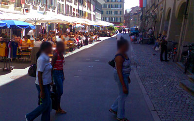 Aarbergergasse: Zu breite Beizen, oft Fussgänger, die konsequent nicht schauen und nicht aus dem Weg gehen (Juli 2007)