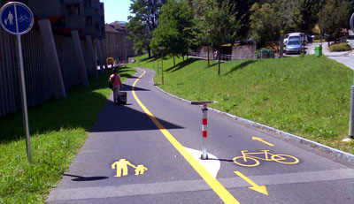 Na also, geht doch: Velo- und Fussgängerverkehr ideal auseinanderdividiert, alle sind happy (Juli 2007, Insel-Areal, beim Frauenspital)