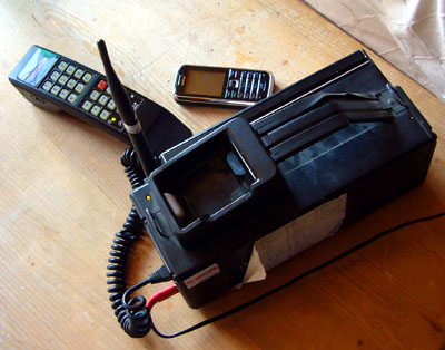 Tragbares Natel C von Motorola, ca. Anfang 1990er-Jahre - als Vergleich das Nokia 6233