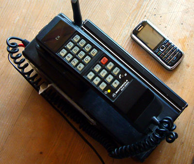 Tragbares Natel C von Motorola, ca. Anfang 1990er-Jahren - als Vergleich das Nokia 6233