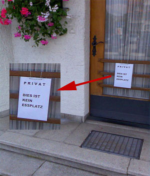 An einem Haus in Wattwil (gegeüber ist ein Kebap-Stand), September 2007