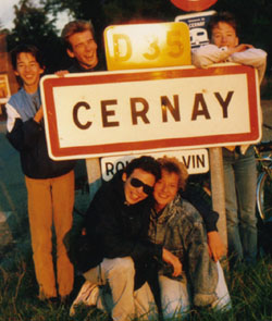 Velotour im Elsass, Oktober 1987: Die Splittergruppe trifft in Cernay ein (Stutzli, Ruedi, Röbi, Tschaggi, Huldie)