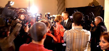 Gratulationskuss: Simonetta und Sommaruga und Bernhard Luginbühl, belagert von Kameras (Foto: Bernhard Sturm)