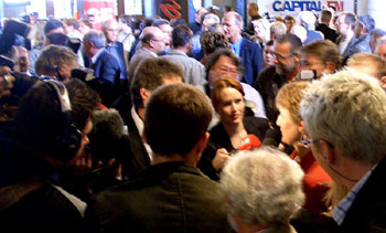 Simonetta Sommaruga im Siegerinnen-Interview mit Sabine vom Regi Bern (Foto: Bernhard Sturm)