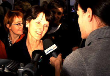 Franziska Teuscher im Interview, dahinter Natalie Imboden (Foto: Bernhard Sturm)
