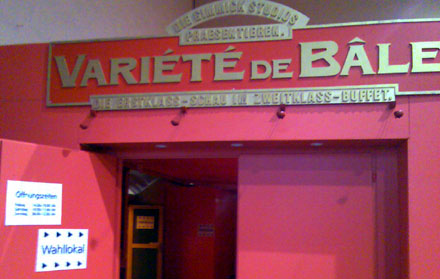 Das Wahllokal im Variété: Bild vom 21. Oktober 2007 aus Basel (Patrick Tanner)