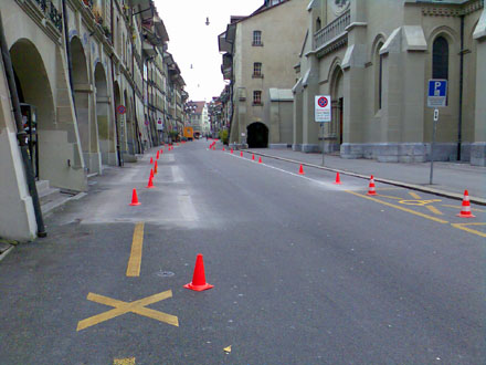 Neusignalisation bzw. Aufhebung der Parkplätze in der Berner Rathausgasse, 5.11.2007: EEEEENDLICH!