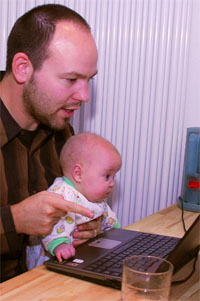 Mit Sophie am Bloggen, im zarten Alter von 20 Wochen und einem Tag - November 2007