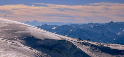 Wie immer atemberaubende Aussicht: Weit im Süden winkt der Monte Viso, 150km entfernt