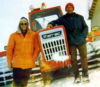 Gion Benedetg Deflorin und Stiafen Monn mit modernstem Ratrac, Sedrun, Ende 1960er-Jahre (skiliftfotos.ch / Archiv Zeitzeugen)