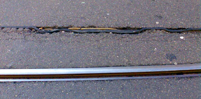 Schon nach wenigen Monaten kaputte Strassenteile am Berner Bahnhofplatz (Januar 2008) - Klicken für weiteres Bild