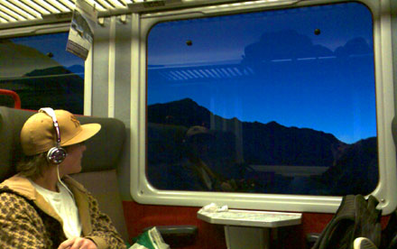 Unterwegs von Sedrun nach Andermatt: Wunderbare Abendstimmung über dem Urserental am 18. Februar 2008