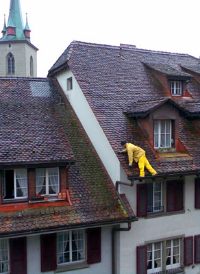 Nicht ganz SUVA-konformer Einsatz in der Berner Altstadt, Februar 2008