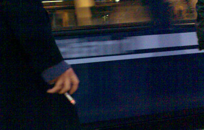 Ein dummer Raucher: Leute warten auf den Zug in Lauterbrunnen - er verpestet allen die Luft (2.3.2008)