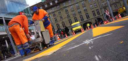 Ein Fussgängerstreifen entsteht: Strassenmarkierer an der Arbeit (4. April 2008, Bahnhofplatz Bern)