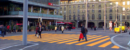 Neuer Fussgängerstreifen auf dem Berner Bahnhofplatz (4. April 2008, Bahnhofplatz Bern)