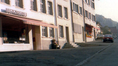 Als die Metzgerei und das Milchhüsli noch standen (heute: Bäckerei und Post) - Itingen BL im Herbst 1985