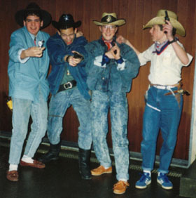 Sek-Abschluss im Westernlook: Sissach, Frühling 1988 (wie wir damals sagten, von links nach rechts: Tanner, Tschaggi, Charly und Fröschli - mit weissen Socken und Timberlands...)