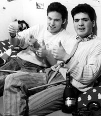 Abschluss nach sechs Jahren Schülerzeitung FGOI: Kumpel Tanner (rechts) und der Blöker feiern die grosse Freiheit (Frühling 1988 - Foto: Stefanie Jacomet)