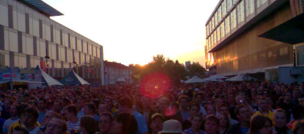 So muss Fussball sein: Sonnenuntergang mit Public Viewing im Wankdorf (10. Mai 2008)