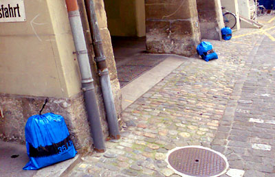 Postgasse Bern, Samstag, 10. Mai 2008, 12.30 Uhr: Die Stadt hält es nicht für nötig, die miefenden Müllsäcke wegzuführen