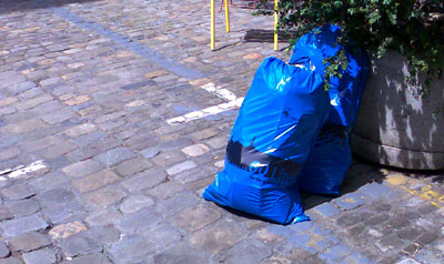 Postgasse Bern, Samstag, 10. Mai 2008, 12.30 Uhr: Die Stadt hält es nicht für nötig, die miefenden Müllsäcke wegzuführen